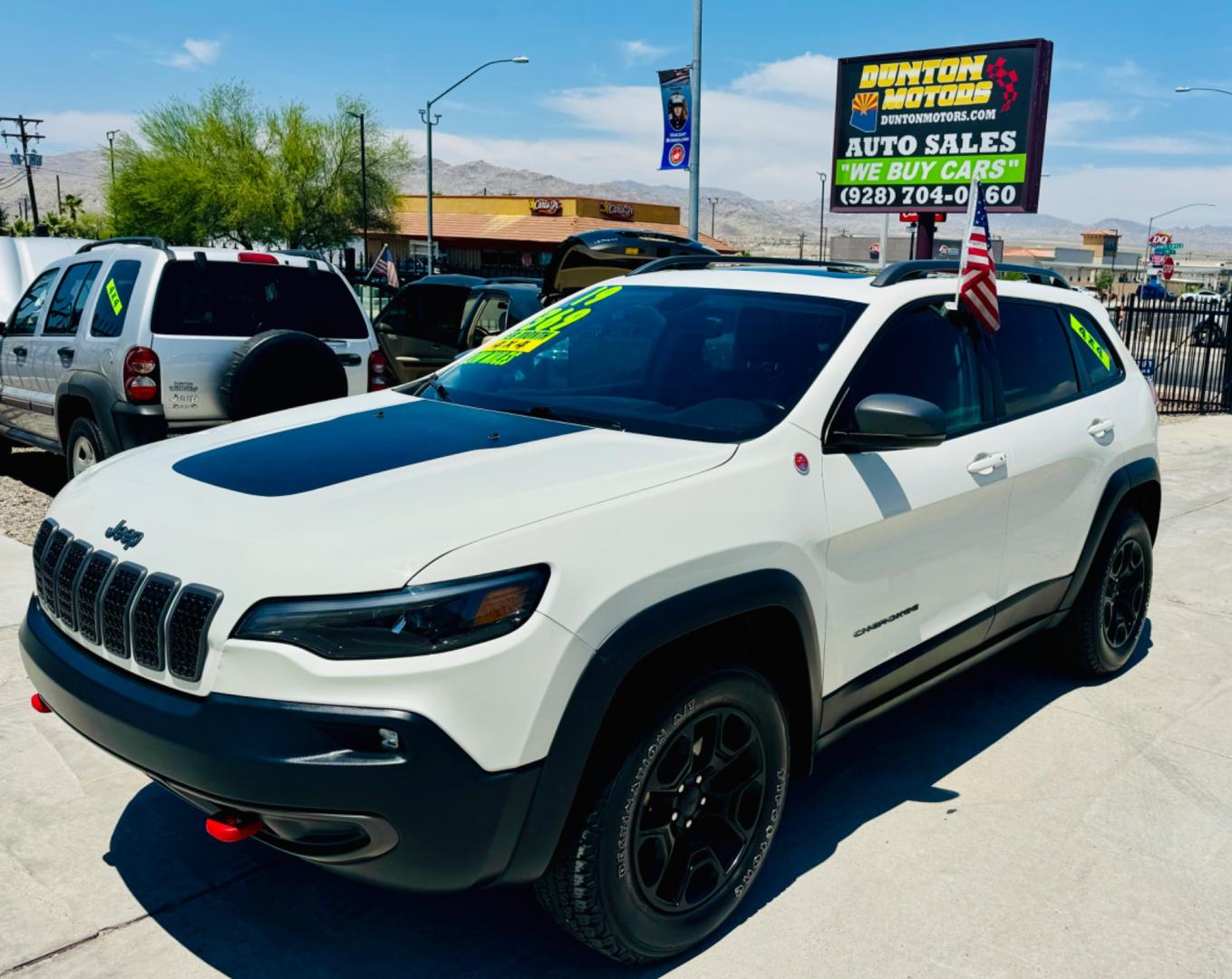 2019 White Jeep Cherokee Trailhawk 4WD (1C4PJMBX1KD) with an 3.2L V6 DOHC 24V engine, 9A transmission, located at 2190 Hwy 95, Bullhead City, AZ, 86442, (928) 704-0060, 0.000000, 0.000000 - On consignment. Super clean 2019 Jeep Cherokee Trailhawk. 4x4. Leather loaded. 56k miles. - Photo#2